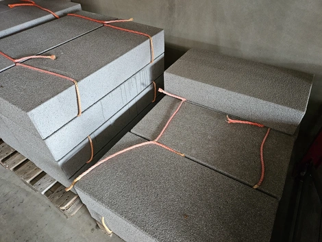 Blockstufe Straton Silber 180/40/16 cm Oberfäche sandgestrahlt, Trittkante mit Fase, Premium Imprägnierung